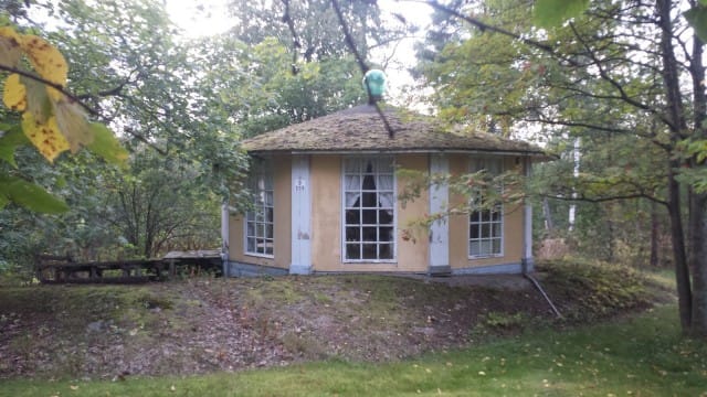 Huvimaja Karhulan hovin pihalla.