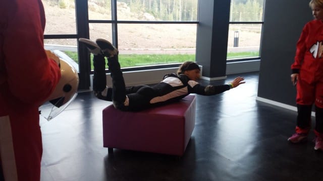 Oppaamme näyttää meille millaisessa asennossa lennetään.