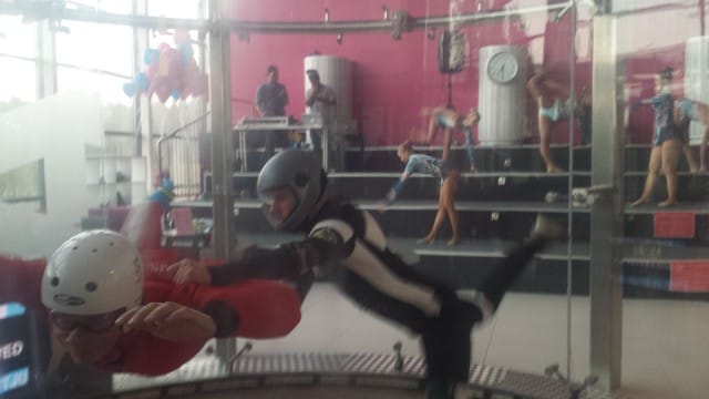 Opettaja auttoi ensimmäisellä lentokerralla ja neuvoi käsimerkein miten saa lennettyä parhaiten.