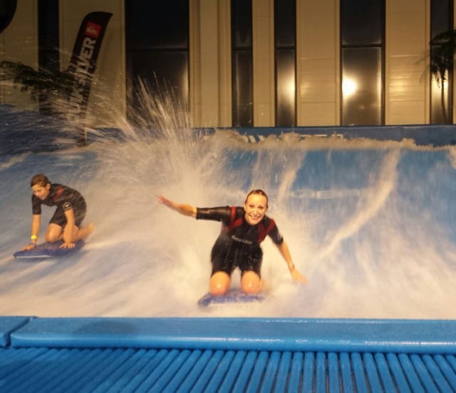 Surffailemassa vierähti pitkä tovi. Kuvassa maailman upeimpien vauvanvaatteiden ja äitiysvaatteiden  valmistajan Beibamboon superyrittäjä ja surffausmestari Nina Ignatius.