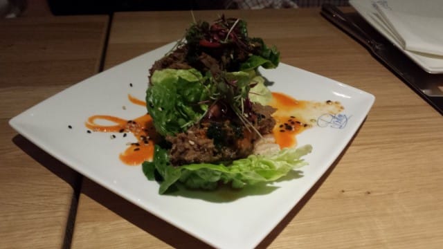 Carne. Revittyä häränrintaa, tamarilloa, salaatinlehti, jalapeno-chimichurria.
