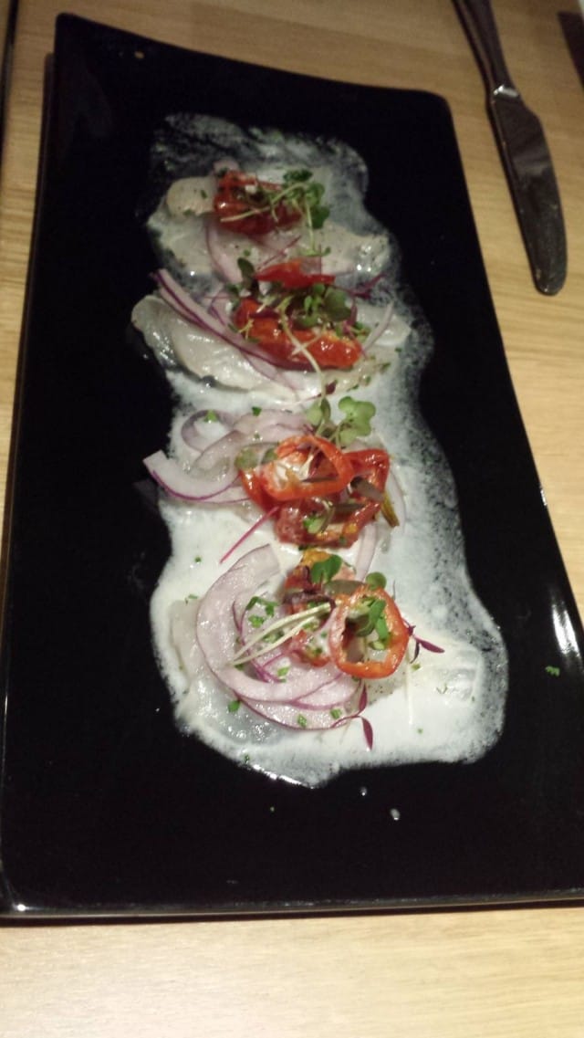 Nikkei Ceviche. Siikaa, kirsikkatomaattia, punasipulia, jalopenoa. Yuzu-kookos-leche de tigre. Tämä oli herkkua.