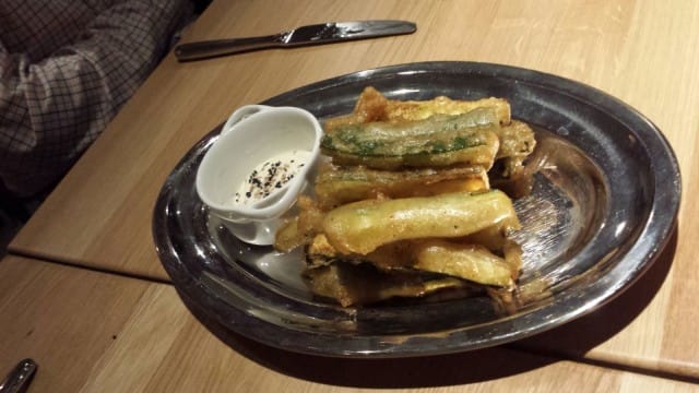Tempura. Rapeaksi paistettua kesäkurpitsaa, minttusuolaa, lime-tequila-majoneesia.