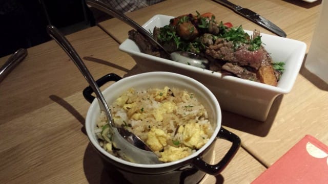 Lomo Saltado. Paistettua härän ulkofileetä, tomaattia, sipulia, perunaa, soijakastiketta, tuoreita yrttejä.