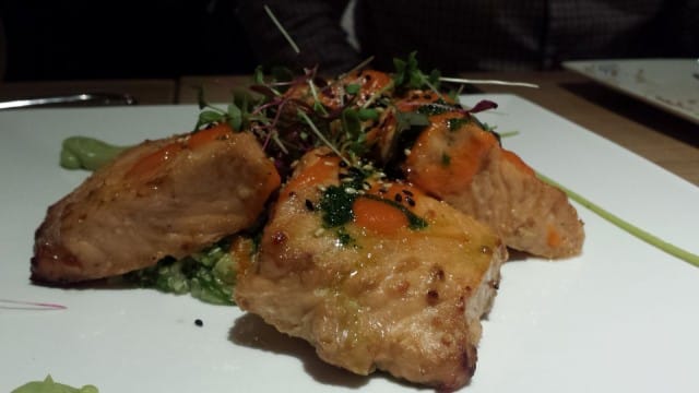 Del Mar. Misomarinoitua grillattua lohta, yrttikvinoaa, avokadopyree, rocoto-chilikastiketta. Olisin itse jättänyt lohen vähän vähemmän kypsäksi, mutta oikein mainio silti.