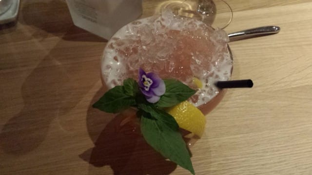 Neljäs alkoholiton drinkki meni jo ihan överiksi. Pöydän toisesta päästä oli tullut käsky tehdä ihan överi drinkki ja oli ihan överihieno ja hyvä.