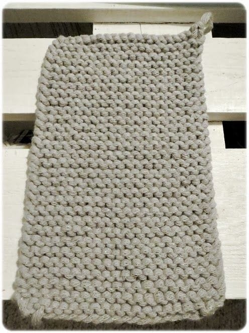 Valmiin mitta 29x18 Leikkaa vuoresta saman kokoinen pala kuin pussukan päälliosa ja ompele ompelukoneella sivusaumat.