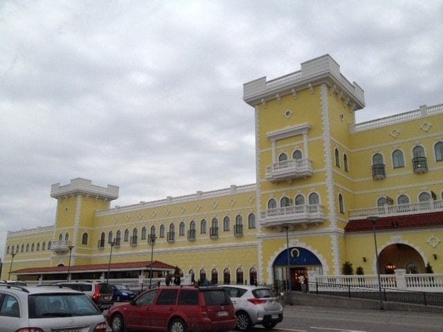 Onnentähti-hotellin ja ruokakaupan yhteinen sisäänkäynti muistuttaa Disney-linnaa.