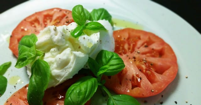 Tomaatti, mozzarella & basilika = tuttu ja turvallinen kombo
