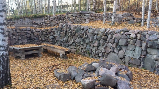 Ilmalassa on harmaista kivistä tehty linna. Kivilinna.