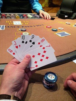 Kuuden kortin käsi tarjoaa vaihtoehtoja.