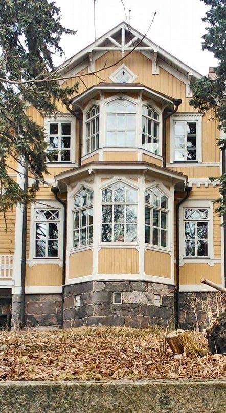 Pauligin huvilaa, jonka erkkeri on kuvassa, on sanottu Töölön kauneimmaksi taloksi.