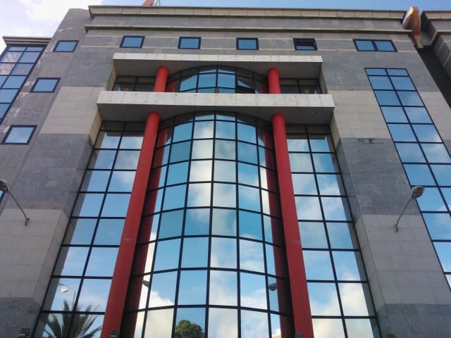 Espanjalaisen pankin massiivista seinämää