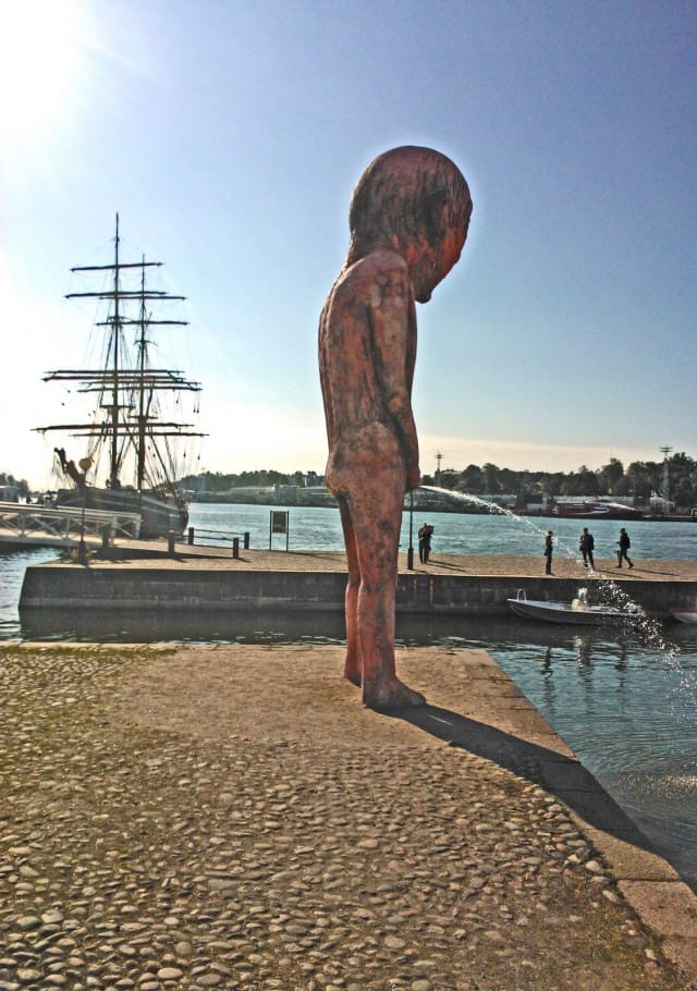 Turha luulo sekin: helsinkiläiset kuvittelivat pahan pojan jäävän altaan reunalle talveksi,vaan ei tainnut jäädä.