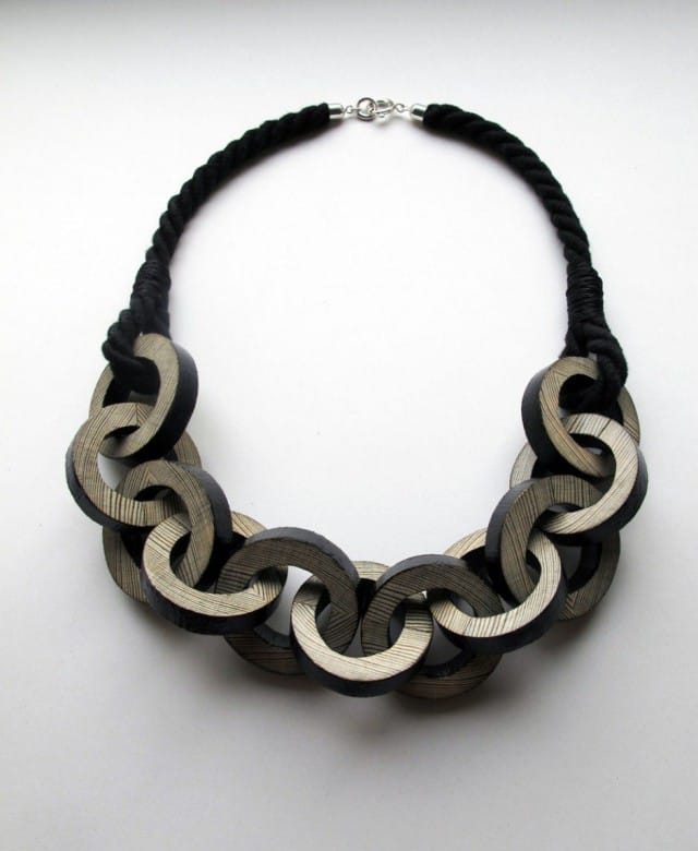 ..tai mahdollisesti suomalaista käsityötä olevan kauniin korun?