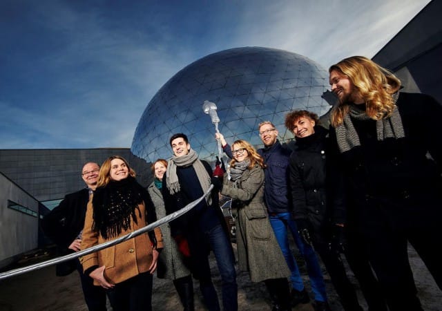 Hitaan journalismin ry ja 11-kollektiivi pääsevät painimaan Koneen säätiön rahoituksella avaruuden ja seksin kimpussa. Siksi heillä on käsissään jättimäinen siittiö.