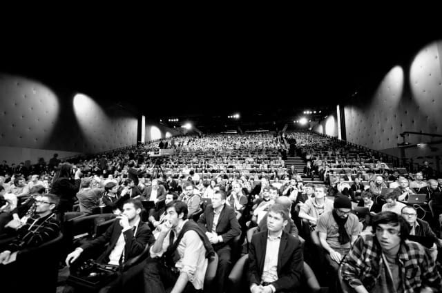 Pääsylipputulojen määrä riippuu useimmiten salin maksimikoosta, sisällön kiinnostavuudesta, sisällön tuottajan brändistä. Samat lainalaisuudet pätevät myös media-alalla.