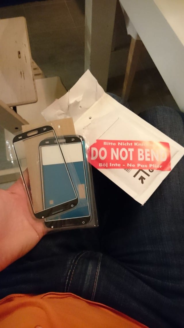 Tilasin eBaystä varmuuden vuoksi 2 lasia. Jos toisen asennus vaikka menee pieleen. Saapuivat kahdessa päivässä Saksasta. Hintaa tuli vähän yli kympin.