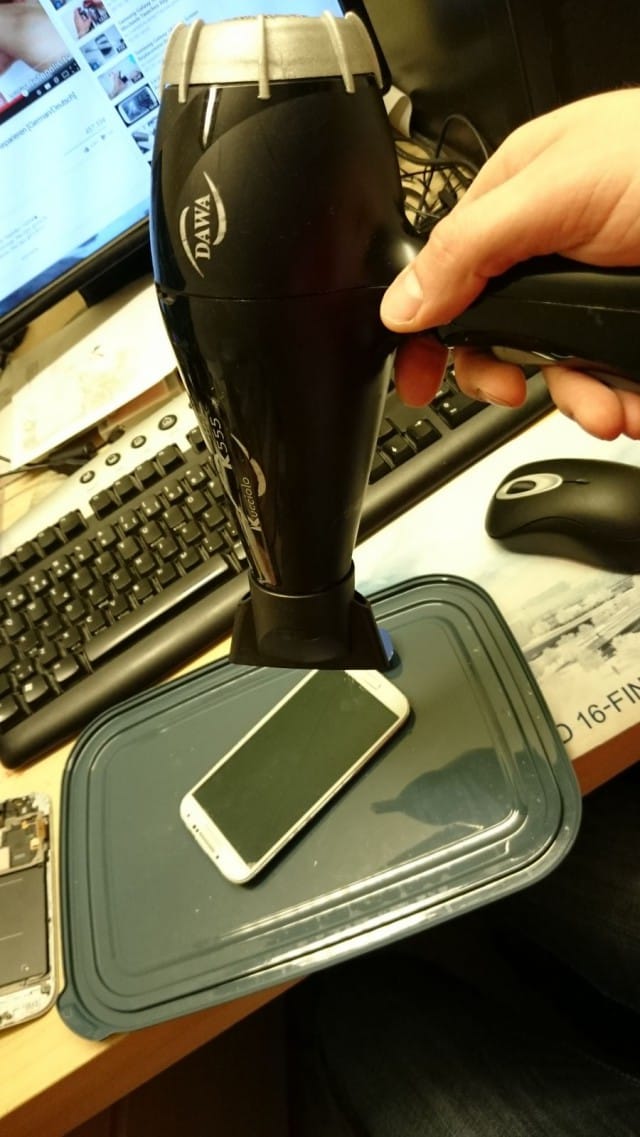 Hiustenkuivaajalla sulatetaan liima. Älä kuumenna liikaa. Joudut lämmittämään useita kertoja.