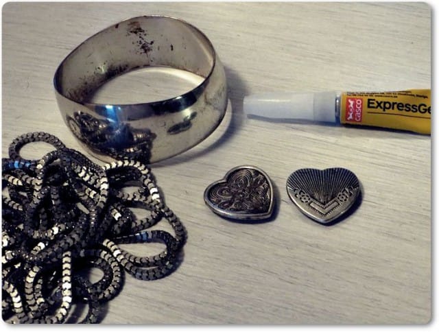 Kuvassa kaikki tarpeellinen: Käsikoru, ketjuja, koristeita ja liimaa