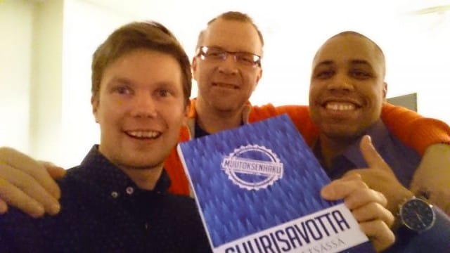Suurisavotta. Kuvassa tämän blogin kirjoittaja Ilkka O. Lavas, Suuren savotan Reijo Lahtonen ja it-tiimin johtaja Thomas.