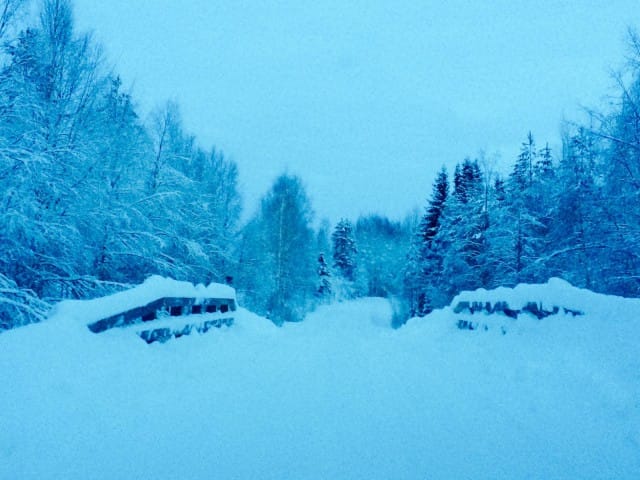 Silta yli synkän virran. Valoisalle rannalle. :)