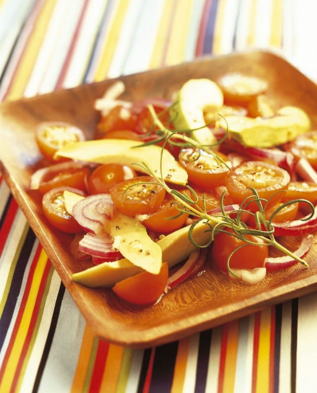 tomaatti-sipuli-avokaadosalaatti by Kotimaiset kasvikset