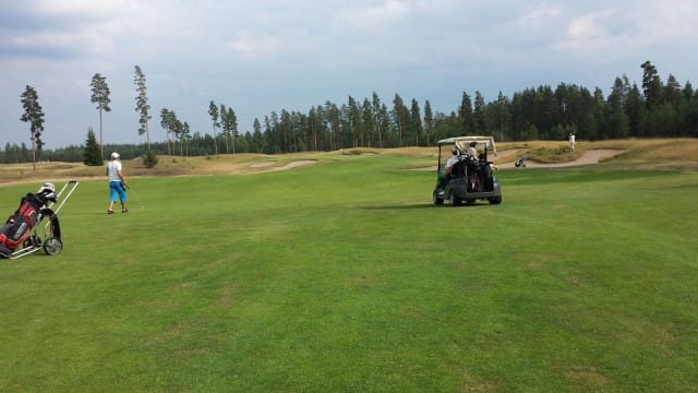 Minä ja meidän pojat (6 ja 8v) Vierumäellä Golf kierroksella. Pojat ekaa kertaa isolla kentällä mukana.