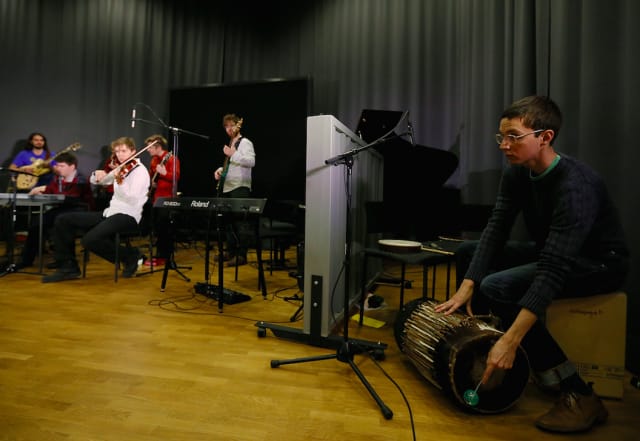 Korvat auki -improensemble, Dante Thelestam oikealla.