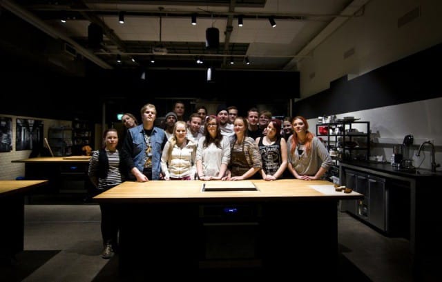 Hella Food -projektin nuoret poseeraavat ylpeinä.