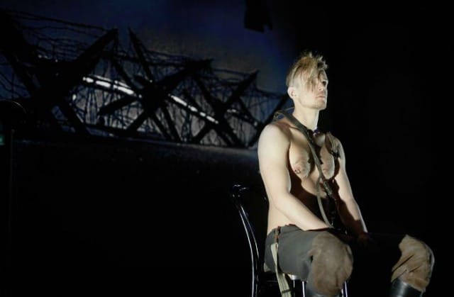 Kari Hevossaari esittää hevosta. Kuva: Mikko Mäntyniemi.