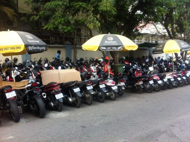 Skoottereita vuokrattavissa.