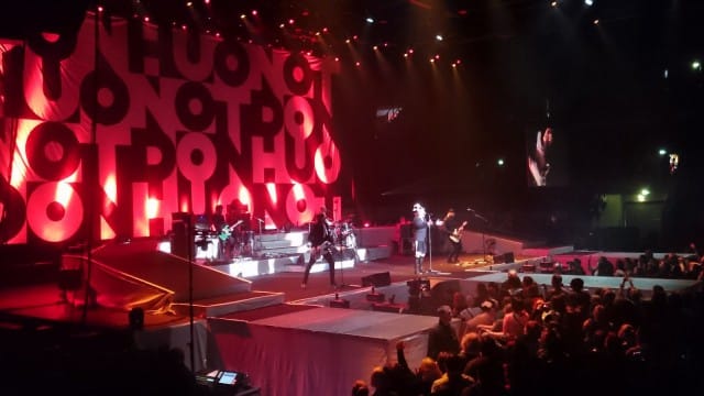 Seireeni biisin aikana nähtiin tuttu hattu, joka lensi tietenkin yleisöön kappaleen päätteeksi. Don Huonot 25 v juhlakeikka Helsinki jäähalli.