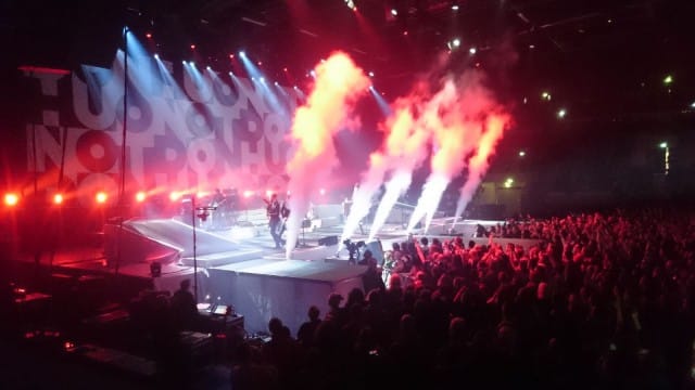 Don Huonot sai yleisön jälleen pogoilemaan.