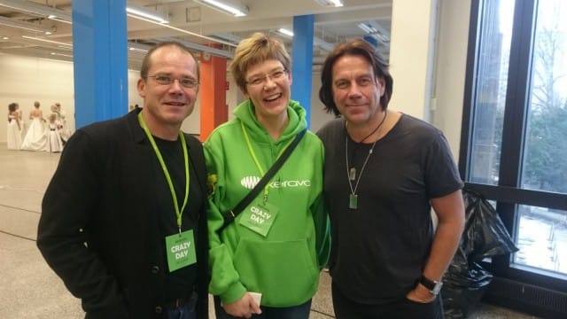 Backstagella oli vipinää. Mikko Kuustosen (oikealla) kaulassa Keravalaisen Anu Ekin suunnittelema Medicine man -kaulakoru. Juontajana tilaisuudessa oli Nicke Lignell (vas). Keskellä Kerava Crazy Day -nimen keksijä Mia Talikka.