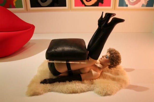 Allen Jonesin tekemä tuoli. Naiselle on keksitty uutta käyttöä.