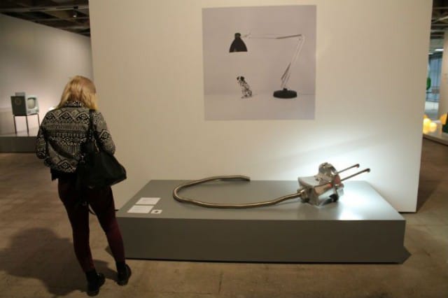 Yonel Lebovicin töpseliä muistuttava valaisin.