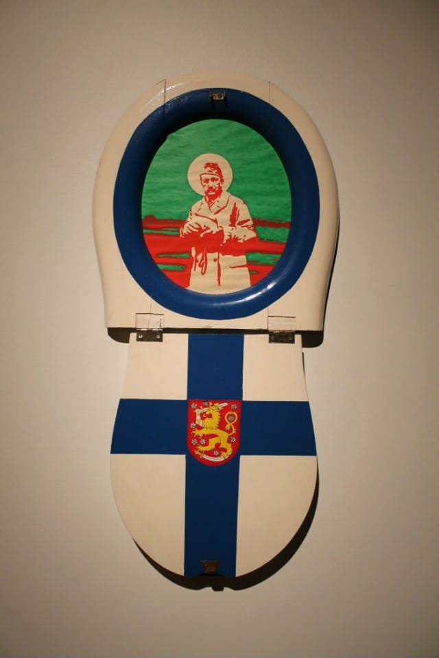 Mannerheim vessanpöntössä. Matti Heleniuksen teoksen nimi on Keittiötaiteen kosmopoliitti.