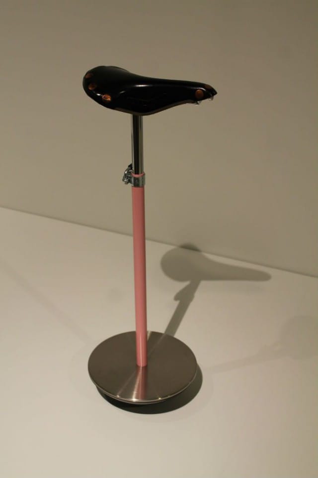 Puhelintuolissa on yhdistetty polkupyörän satula ja keinutuoli. Suunnittelijat Achille ja Pier Giacomo Castiglioni.