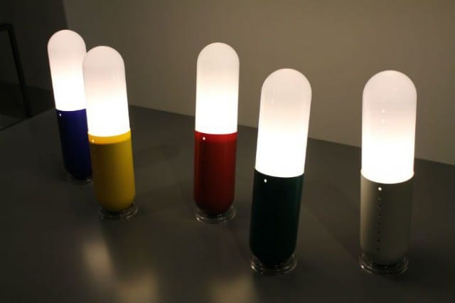 Studio DAn lääkekapseleita muistuttavat lattialamput.