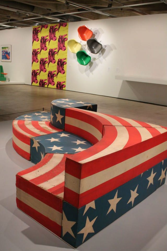 Studio 65:n Leonardo-sohvassa on Amerikanlippu.