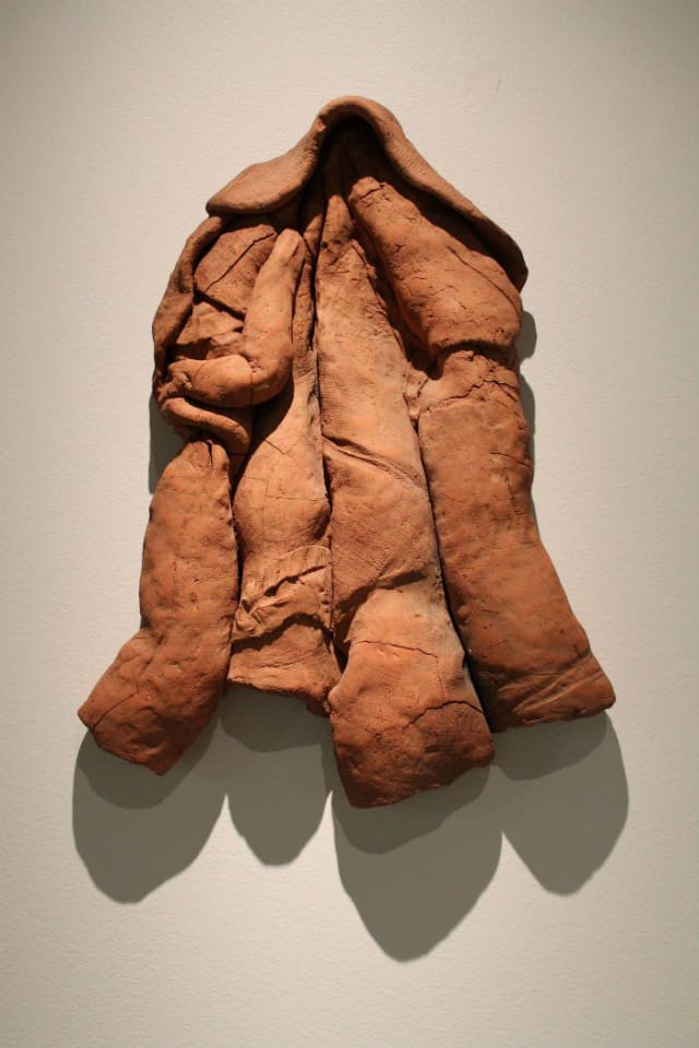Zoltan Popovitsin taideteos nahkatakki. Materiaalina terrakotta.