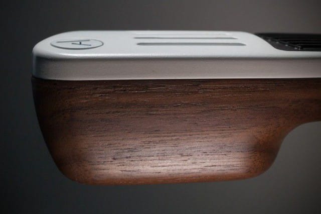 Elviksen ja Instrument 1:n kotipaikan mukaan nimetyssä, hieman kalliimmassa versiossa, Nashville Editionissa on puinen pohja.