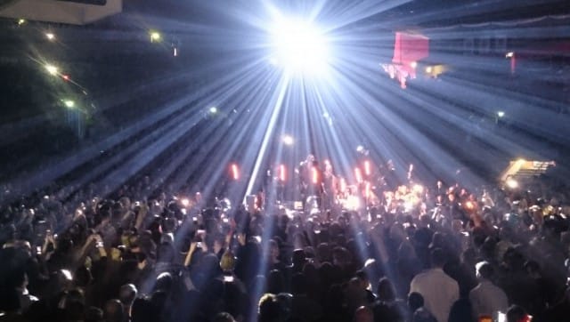 Don Huonot 25 v juhlakeikalla oli kaikilla yleisössä kännykät mukana. Sytkärien sijasta käytetään kännykän valoja.