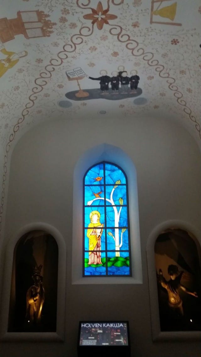 Yhdestä huoneesta on tehty kappeli.