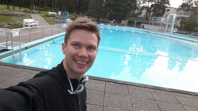 Valmistautumassa triathlonin uinti-osuuteen. Fyysinen kunto on tärkeä osa menestyvän ihmisen elämää.