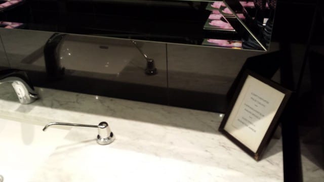 Kuva erään design-hotellin vessasta. Käsipyyhepaperi on niin hienosti piilossa, että pitää olla oikein kyltti, missä kerrotaan missä käsipyyhepaperi löytyy. Design fail.