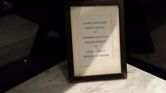 Jos käsipyyhepaperin sijainnista pitää laittaa erillinen ohjeistus, on design epäonnistunut. Design fail.