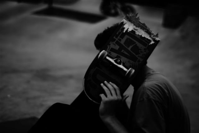 Onko se lautailijan vika, jos skeitti hajoaa kesken kaiken? Onko se skeitin vika, jos lautailija hyppää se päälle liian kovaa? Kuva: cc by nd James Alby