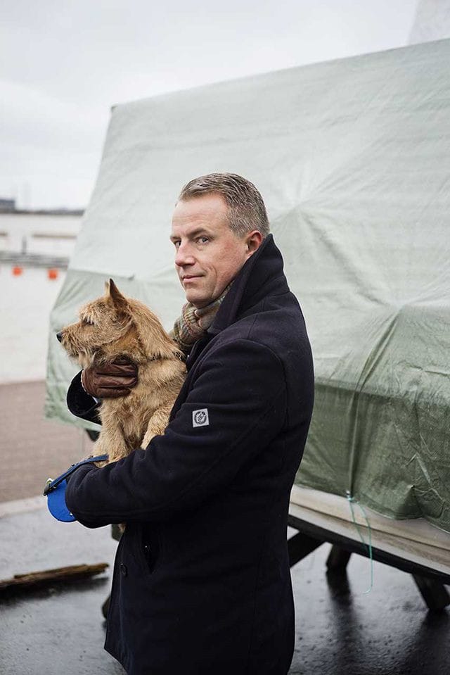 Minä kaipaan läheisyyttä enemmän kuin koirani.